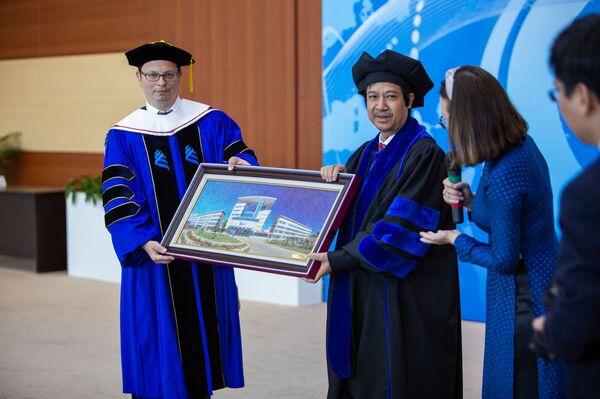 Ông Nguyễn Kim Sơn tại Đại học Liên bang Viễn Đông - Sputnik Việt Nam