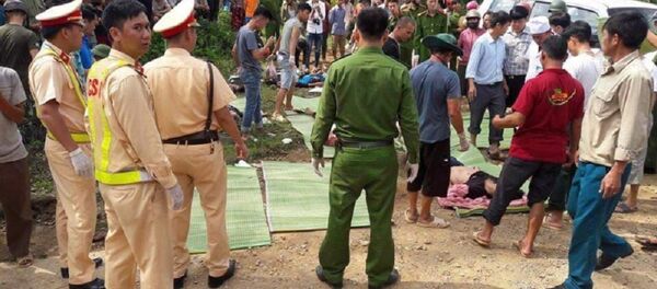Lực lượng chức năng cứu hộ các nạn nhân vụ TNGT giữa xe bồn và xe khách khiến 11 người chết tại chỗ - Sputnik Việt Nam