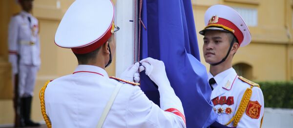 Lễ thượng cờ kỷ niệm 50 năm ASEAN tại Hà Nội Lễ thượng cờ kỷ niệm 50 năm ASEAN tại Hà Nội - Sputnik Việt Nam