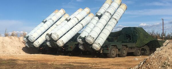 Tổ hợp tên lửa phòng không S-400 Triumph trong giai đoạn cơ bản của cuộc tập trận Vostok- 2018 trên thao trường Tsugol ở vùng Zabaikal. Tổ hợp tên lửa phòng không S-400 Triumph trong giai đoạn cơ bản của cuộc tập trận Vostok- 2018 trên thao trường Tsugol ở vùng Zabaikal. - Sputnik Việt Nam