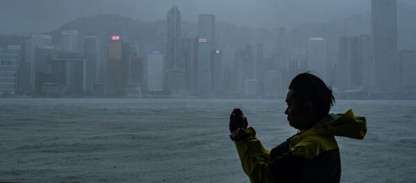 Một người ở Hồng Kông đứng chụp ảnh trước khi siêu bão Mangkhut đổ bộ - Sputnik Việt Nam