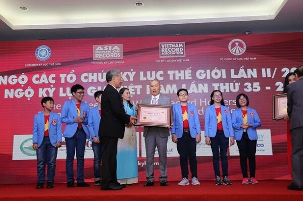 Kỷ lục gia Nguyễn Phùng Phong thay mặt đội tuyển Siêu trí nhớ Việt Nam nhận thưởng từ Hội Kỷ lục gia Việt Nam. Kỷ lục gia Nguyễn Phùng Phong thay mặt đội tuyển Siêu trí nhớ Việt Nam nhận thưởng từ Hội Kỷ lục gia Việt Nam. - Sputnik Việt Nam