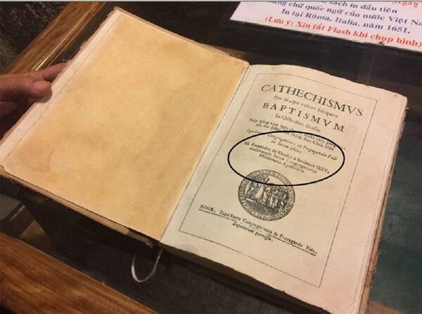 Trang đầu ghi tên tác giả là Alexandre de Rhodes (tức Đắc Lộ). Cuốn sách được in tại Roma năm 1651 (trong vòng tròn). - Sputnik Việt Nam