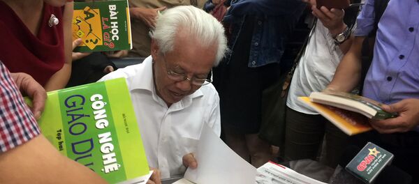 GS Hồ Ngọc Đại ký tặng bộ sách Công nghệ giáo dục - Sputnik Việt Nam