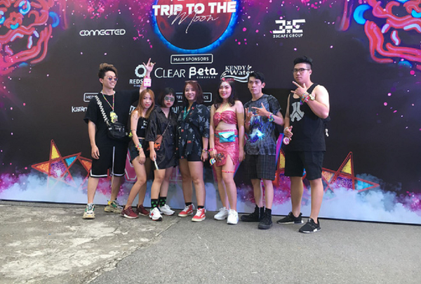 Hương và bạn bè tham dự sự kiện hôm qua ở Công viên nước. - Sputnik Việt Nam