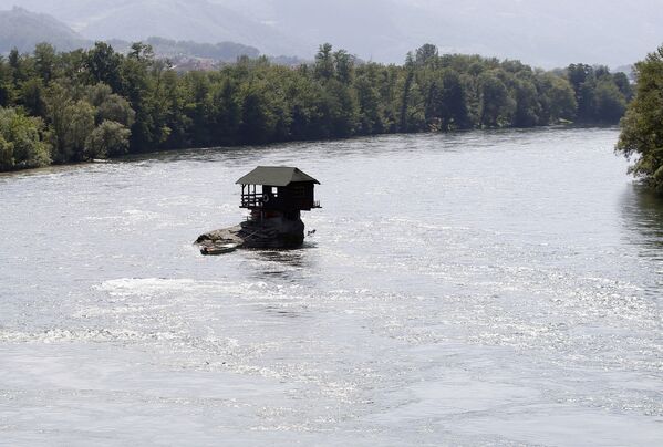 Nhà gỗ trên sông Drina ở Serbia - Sputnik Việt Nam