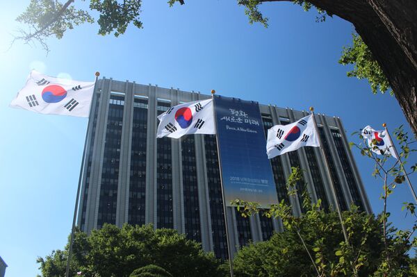 Khu phức hợp chính phủ ở Seoul, nơi treo biểu ngữ với khẩu hiệu chính của hội nghị thượng đỉnh sắp tới Hoà bình, một tương lai mới. - Sputnik Việt Nam