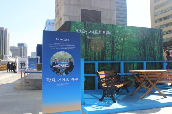 Chụp ảnh bên một trong những địa điểm tổ chức cuộc gặp thượng đỉnh tháng Tư ở Panmunjom - Sputnik Việt Nam