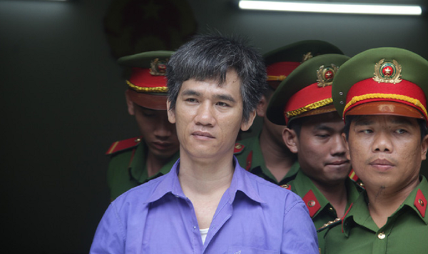 Hoàng Trọng Đông ngỡ ngàng tra tay vào còng sau 2 năm mai danh ẩn tích. Hoàng Trọng Đông ngỡ ngàng tra tay vào còng sau 2 năm mai danh ẩn tích. - Sputnik Việt Nam