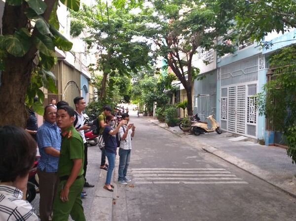 Chiến sĩ Công an có mặt trước nhà ông Bằng. - Sputnik Việt Nam