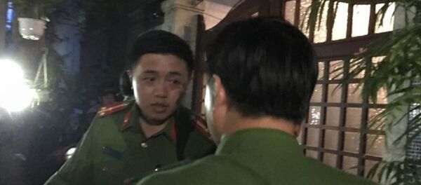 Các cán bộ công an đến khám nhà ông Bằng - Sputnik Việt Nam