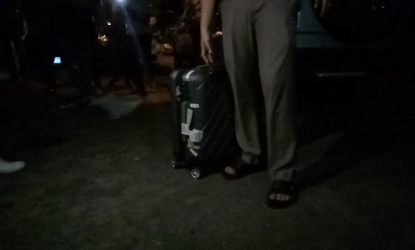 Cảnh sát mang ra từ nhà bị can Đào Tấn Bằng một valy lớn... - Sputnik Việt Nam