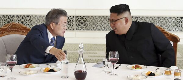 Tổng thống Hàn Quốc Moon Jae-in và lãnh đạo Triều Tiên Kim Jong-un tại nhà hàng Okruju-Gwan ở Bình Nhưỡng - Sputnik Việt Nam