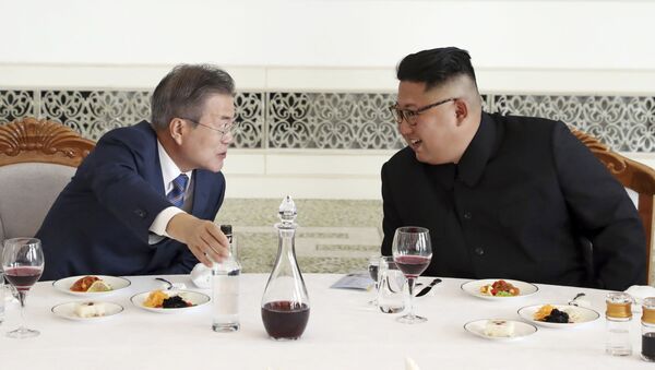 Tổng thống Hàn Quốc Moon Jae-in và lãnh đạo Triều Tiên Kim Jong-un tại nhà hàng Okruju-Gwan ở Bình Nhưỡng - Sputnik Việt Nam