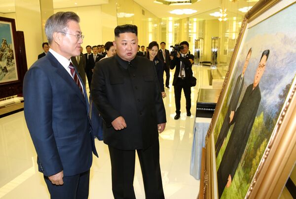 Chủ tịch Kim Jong-un và Tổng thống Hàn Quốc Moon Jae-in tại tiệc chiêu đãi ở Bình Nhưỡng, Bắc Triều Tiên - Sputnik Việt Nam