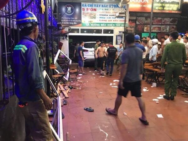 Chiếc xe ô tô bất ngờ tông thẳng vào 6 người khách đang ăn tại quán - Sputnik Việt Nam
