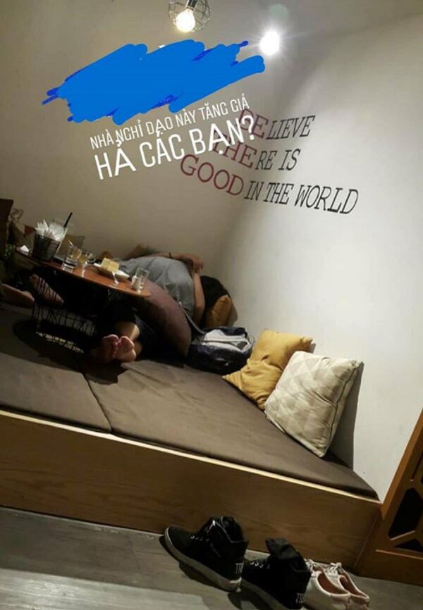 Đôi nam nữ thân mật quá mức tại một quán cà phê ở Hà Nội. - Sputnik Việt Nam