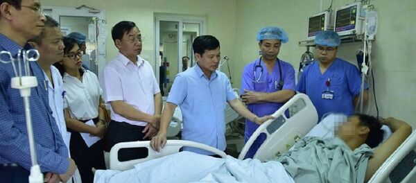 Phó Chủ tịch UBND TP Hà Nội Ngô Văn Quý thăm các bệnh nhân sốc ma tuý trong Lễ hội âm nhạc điện tử tối 16.9 đang điều trị tại viện E. Phó Chủ tịch UBND TP Hà Nội Ngô Văn Quý thăm các bệnh nhân sốc ma tuý trong Lễ hội âm nhạc điện tử tối 16.9 đang điều trị tại viện E. - Sputnik Việt Nam