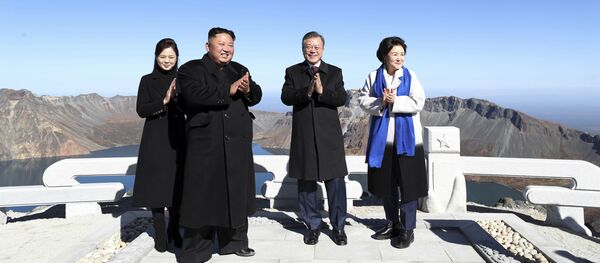 Hai nhà lãnh đạo của CHDCND Triều Tiên và Hàn Quốc thăm núi thiêng Paektu - Sputnik Việt Nam