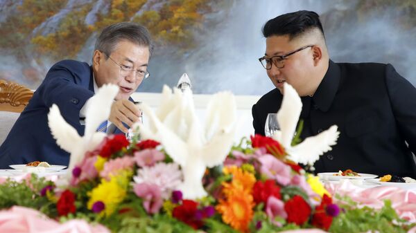 Lãnh đạo CHDCND Triều Tiên Kim Jong-un và Tổng thống Hàn Quốc Moon Jae-in ký thỏa thuận chung, Bình Nhưỡng - Sputnik Việt Nam