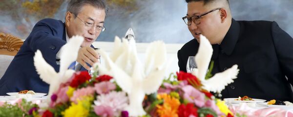 Lãnh đạo CHDCND Triều Tiên Kim Jong-un và Tổng thống Hàn Quốc Moon Jae-in ký thỏa thuận chung, Bình Nhưỡng - Sputnik Việt Nam