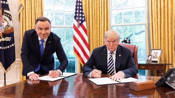 Tổng thống Mỹ Trump chụp với Tổng thống Ba Lan Andrzei Duda  - Sputnik Việt Nam