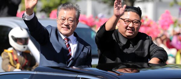 Lãnh đạo Bắc Triều Tiên và Hàn Quốc dạo qua Bình Nhưỡng trên xe limousine mui trần - Sputnik Việt Nam