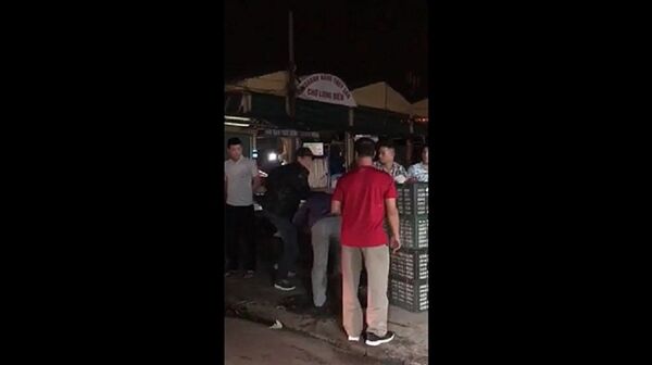 Chính Hải gió là người ra tay hành hung một tiểu thương khi người này phản đối cách làm việc của nhóm Hưng kính. Chính Hải gió là người ra tay hành hung một tiểu thương khi người này phản đối cách làm việc của nhóm Hưng kính. - Sputnik Việt Nam