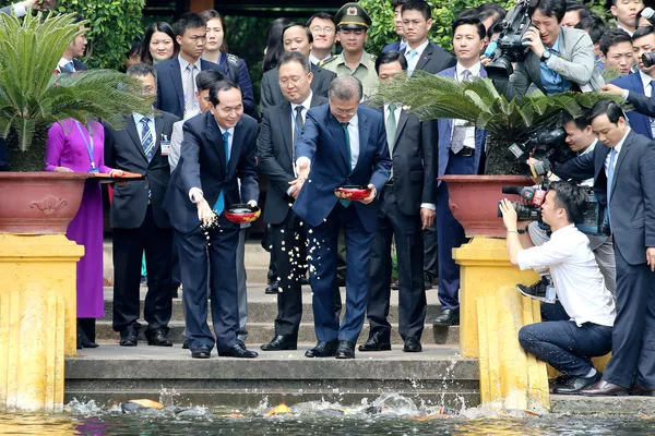 Tổng thống Hàn Quốc Moon Jae-in và Chủ tịch nước Việt Nam Trần Đại Quang cho cá ăn trong ao bên cạnh Phủ Chủ tịch tại Hà Nội Tổng thống Hàn Quốc Moon Jae-in và Chủ tịch nước Việt Nam Trần Đại Quang cho cá ăn trong ao bên cạnh Phủ Chủ tịch tại Hà Nội - Sputnik Việt Nam