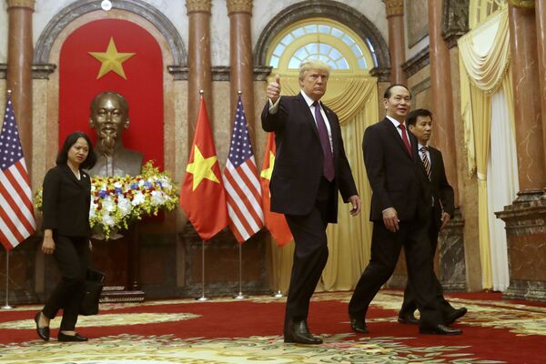 Cựu tổng thống Mỹ Donald Trump và Cựu chủ tịch nước Việt Nam Trần Đại Quang trong cuộc gặp tại Hà Nội - Sputnik Việt Nam