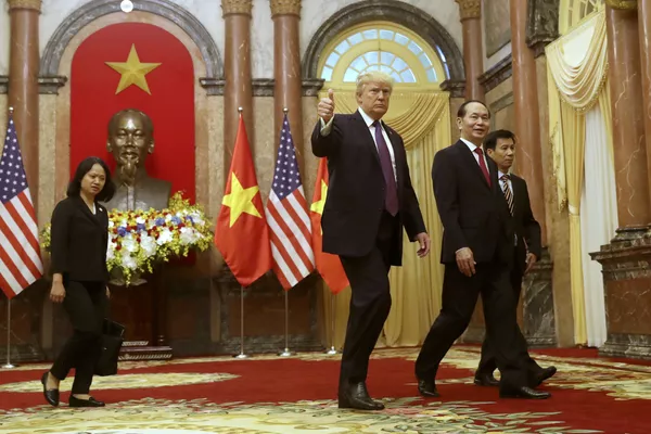 Tổng thống Mỹ Donald Trump và Chủ tịch nước Việt Nam Trần Đại Quang trong cuộc gặp tại Hà Nội Tổng thống Mỹ Donald Trump và Chủ tịch nước Việt Nam Trần Đại Quang trong cuộc gặp tại Hà Nội - Sputnik Việt Nam