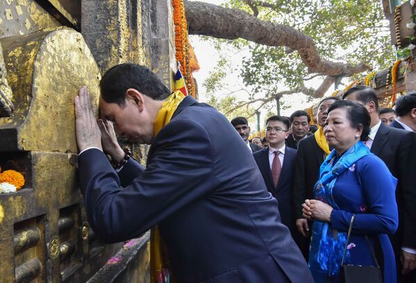 Chủ tịch nước Việt Nam Trần Đại Quang và phu nhân thăm đền Mahabodhi ở Ấn Độ - Sputnik Việt Nam