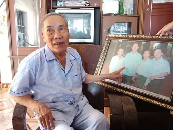 Cụ Lê Kim Toàn bên tấm hình chụp với Chủ tịch nước Trần Đại Quang Cụ Lê Kim Toàn bên tấm hình chụp với Chủ tịch nước Trần Đại Quang - Sputnik Việt Nam