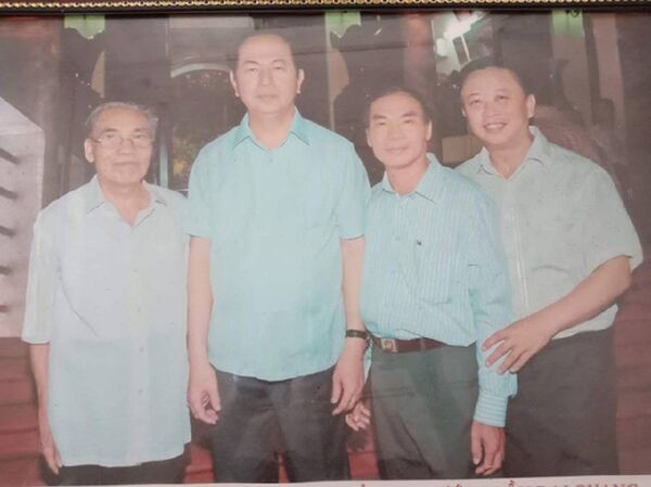 Chủ tịch nước Trần Đại Quang chụp ảnh lưu niệm với thầy chủ nhiệm Lê Kim Toàn (ngoài cùng bên trái) Chủ tịch nước Trần Đại Quang chụp ảnh lưu niệm với thầy chủ nhiệm Lê Kim Toàn (ngoài cùng bên trái) - Sputnik Việt Nam