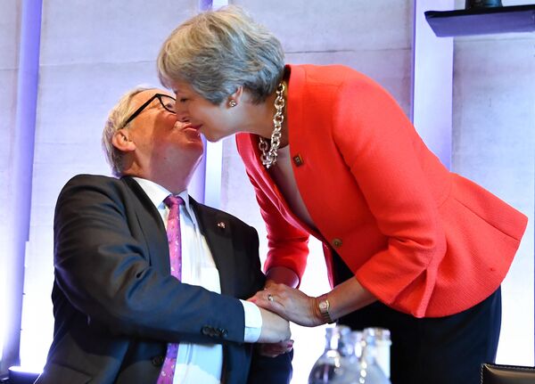 Chủ tịch Ủy ban châu Âu Jean-Claude Juncker chào đón Thủ tướng Anh Theresa May tại hội nghị thượng đỉnh không chính thức những người đứng đầu nhà nước và chính phủ của EU ở Salzburg, Áo - Sputnik Việt Nam