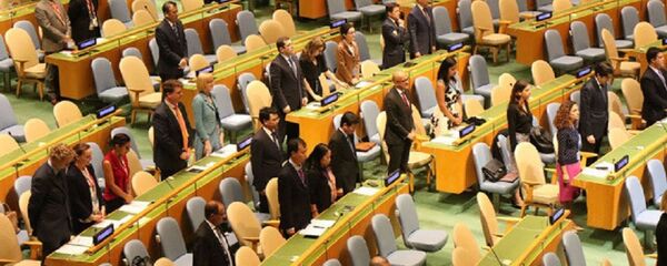 Đại diện các nước tham dự phiên họp của Đại hội đồng Liên Hợp Quốc dành một phút mặc niệm Chủ tịch nước Trần Đại Quang. Đại diện các nước tham dự phiên họp của Đại hội đồng Liên Hợp Quốc dành một phút mặc niệm Chủ tịch nước Trần Đại Quang. - Sputnik Việt Nam