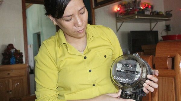 Đồng hồ đo điện của gia đình chị Nguyễn Thị Hoa bị đơn vị cấp điện tháo xuống yêu cầu đưa đi kiểm định - Sputnik Việt Nam