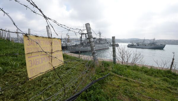 Морской буксир Корец, корабль управления Славутич ВМС Украины и судно размагничивания СР-541 Черноморского флота ВМФ России в Северной бухте Севастополя - Sputnik Việt Nam