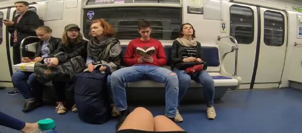 Trong tàu điện ngầm St. Petersburg, các nhà hoạt động đổ thuốc tẩy lên đàn ông - Sputnik Việt Nam