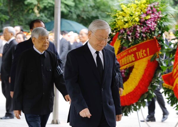 Đoàn Ban Chấp hành Trung ương Đảng do Tổng Bí thư Nguyễn Phú Trọng dẫn đầu vào viếng đồng chí Trần Đại Quang. Đoàn Ban Chấp hành Trung ương Đảng do Tổng Bí thư Nguyễn Phú Trọng dẫn đầu vào viếng đồng chí Trần Đại Quang. - Sputnik Việt Nam