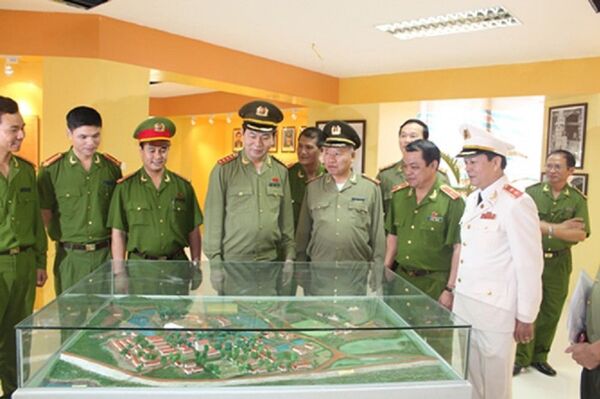 Bộ trưởng Bộ Công an Trần Đại Quang tham quan Bảo tàng Học viện Cảnh sát nhân dân Bộ trưởng Bộ Công an Trần Đại Quang tham quan Bảo tàng Học viện Cảnh sát nhân dân - Sputnik Việt Nam