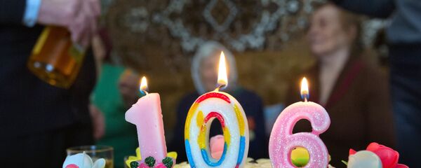 Bánh ga tô ngày lễ có cắm những cây nến - Sputnik Việt Nam