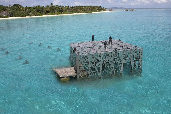 Nhóm tượng dưới nước của nghệ sĩ Jason de Kayres Taylor của bảo tàng Korallarium ở đảo Maldives. - Sputnik Việt Nam