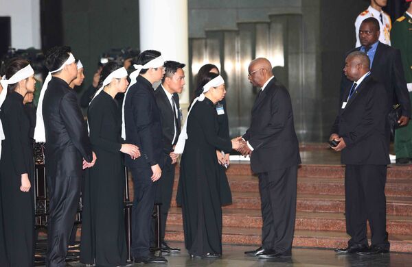 Đoàn Cộng hòa Mozambique, do cựu Tổng thống Armando Emilio Guebuza làm trưởng đoàn, viếng và chia buồn cùng gia đình Chủ tịch nước Trần Đại Quang.  - Sputnik Việt Nam