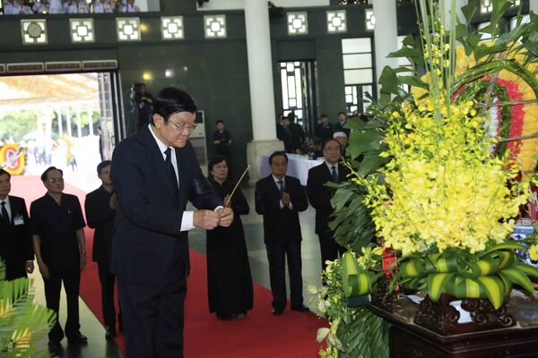 Gia đình nguyên Chủ tịch nước Trương Tấn Sang viếng Chủ tịch nước Trần Đại Quang. - Sputnik Việt Nam