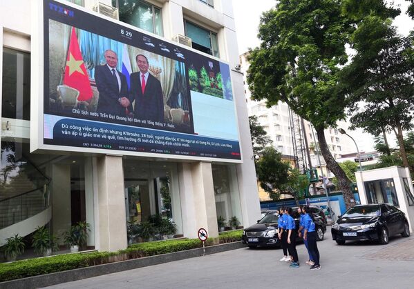 Bảng thông tin điện tử của Thông tấn xã Việt Nam (Hà Nội) phát hình ảnh về các hoạt động của Chủ tịch nước Trần Đại Quang sáng 26/9. - Sputnik Việt Nam