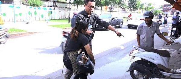 Người phụ nữ giằng lại thịt chó từ cơ quan chức năng - Sputnik Việt Nam