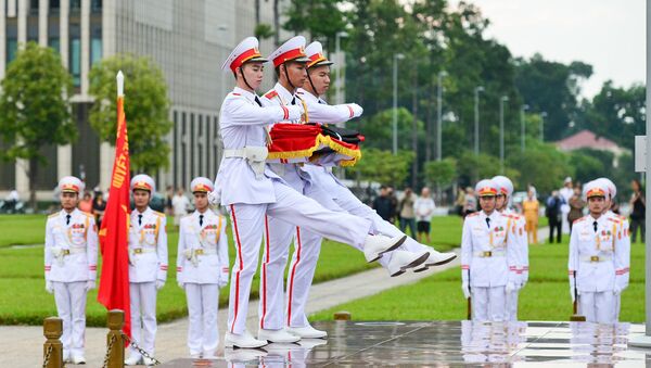 6h sáng 26/9, lễ thượng cờ rủ được tổ chức tại Quảng trường Ba Đình (Hà Nội) bắt đầu 2 ngày Quốc tang Chủ tịch nước Trần Đại Quang. - Sputnik Việt Nam