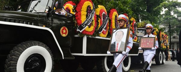 Trong nền nhạc trầm hùng của bài Hồn tử sĩ, Tổng Bí thư Nguyễn Phú Trọng, Chủ tịch Quốc hội Nguyễn Thị Kim Ngân cùng các đồng chí lãnh đạo, nguyên lãnh đạo Đảng, Nhà nước đã đưa linh cữu Chủ tịch nước Trần Đại Quang ra cỗ linh xa, tiễn đưa đồng chí Trần Đại Quang về nơi an nghỉ cuối cùng. Trong nền nhạc trầm hùng của bài Hồn tử sĩ, Tổng Bí thư Nguyễn Phú Trọng, Chủ tịch Quốc hội Nguyễn Thị Kim Ngân cùng các đồng chí lãnh đạo, nguyên lãnh đạo Đảng, Nhà nước đã đưa linh cữu Chủ tịch nước Trần Đại Quang ra cỗ linh xa, tiễn đưa đồng chí Trần Đại Quang về nơi an nghỉ cuối cùng. - Sputnik Việt Nam