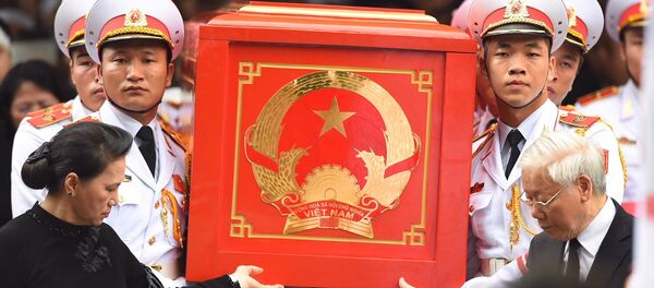 TBT Nguyễn Phú Trọng và Chủ tịch Quốc Hội Nguyễn Thị Kim Ngân tiễn đưa linh cữu - Sputnik Việt Nam